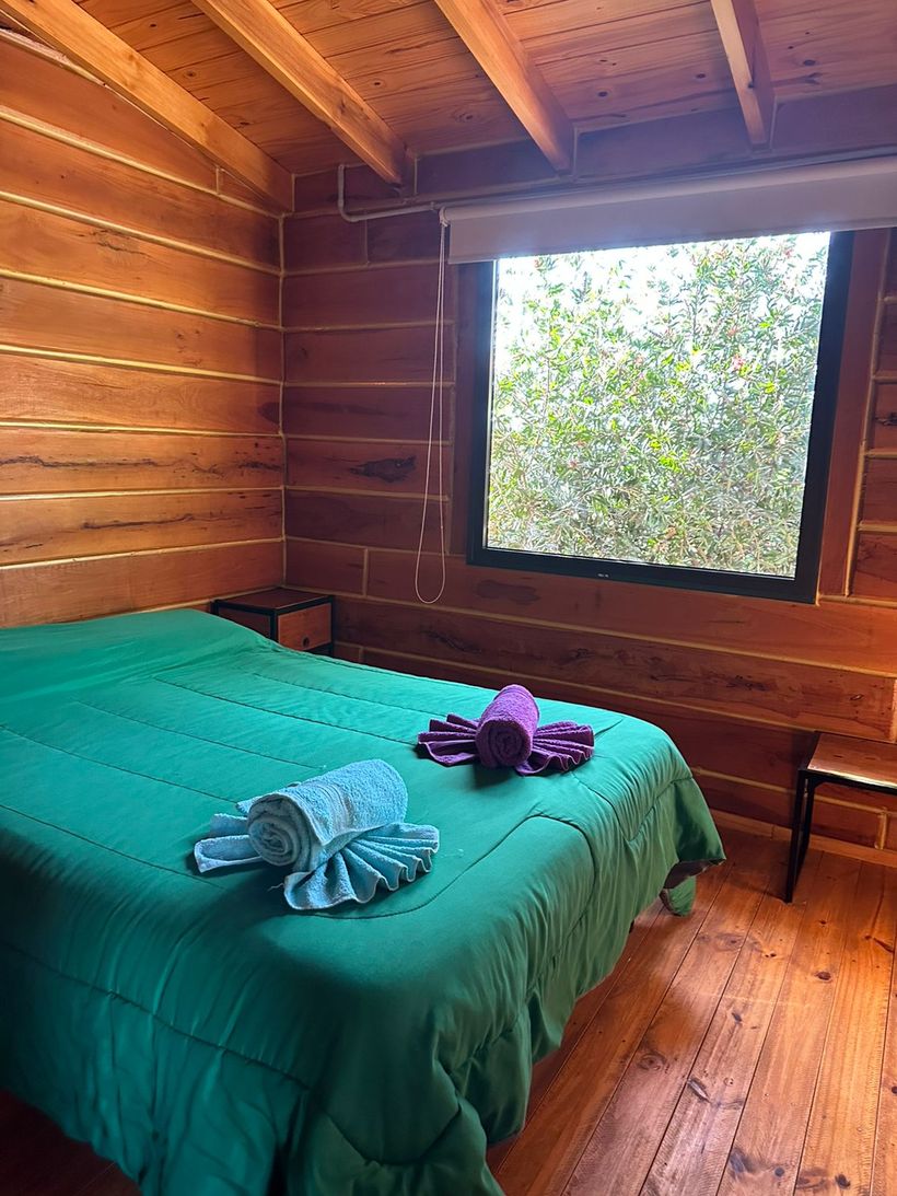 Dormitorio de una cabaña de Apapachar, con las toallas preparadas