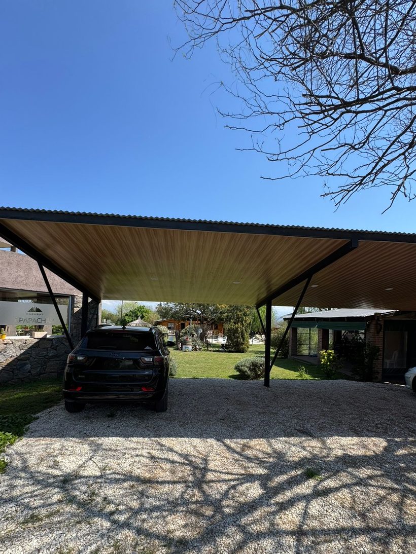 La cochera cubierta de Apapachar, con lugar para varios autos a la sombra